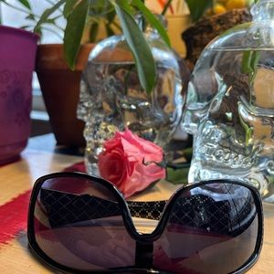 2 new pairs sunglasses